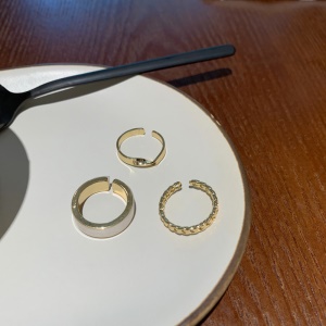 Bagues incrustées  de diamants artificiels