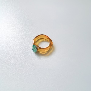 Bague incrustée de diamants artificiels
