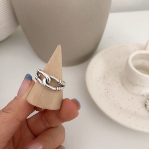 Bague avec ouverture en forme de chaîne