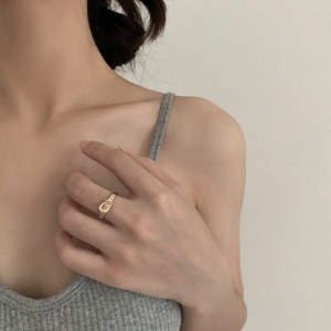 Bague incrustée de diamants artificiels