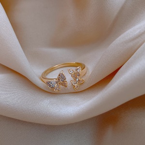 Bague à motif fleuri et  incrustée de diamants artificiels