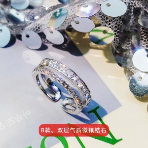 Bague incrustée de diamants artificiels