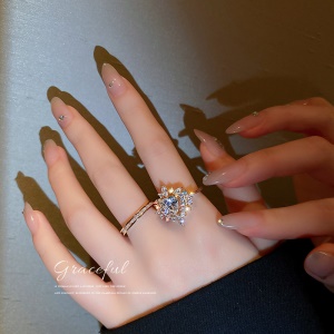 Bague  incrustée de diamants artificiels