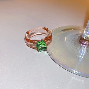 Bague incrustée de diamants artificiels
