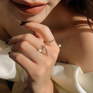 Bague incrustée de diamant  artificiels et perles