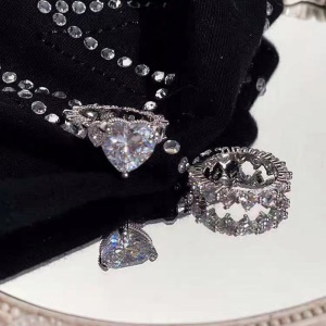 Bague diamant incrusté avec décoration en forme de coeur