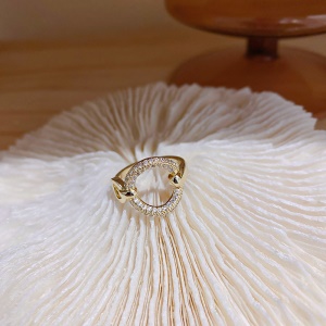 Bague incrustée de diamant artificiel