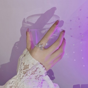 Bague avec diamant incrusté Conception de papillon