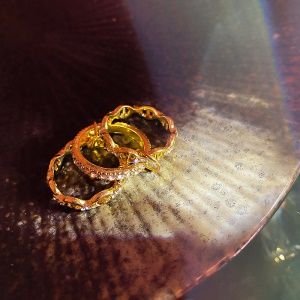 Bague incrustée de diamant  artificiels