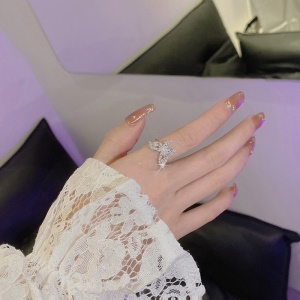 Bague avec diamant incrusté Conception de papillon