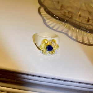 Bague acrylique en forme de fleur multicolor