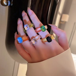 Bague incrustée de diamants artificiels