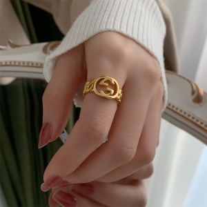 Bague simple élégante ouverte avec lettre plaqué avec de l'or véritable