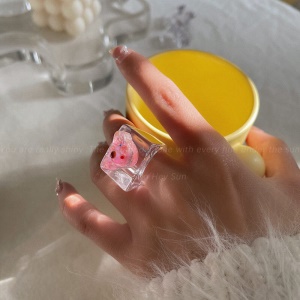 Bague acrylique avec tête d'ours