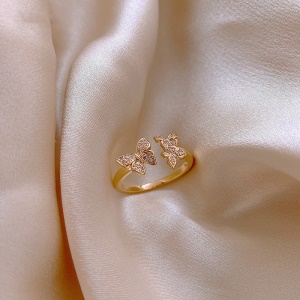 Bague à motif fleuri et  incrustée de diamants artificiels