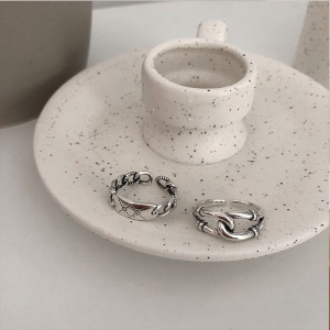 Bague avec ouverture en forme de chaîne