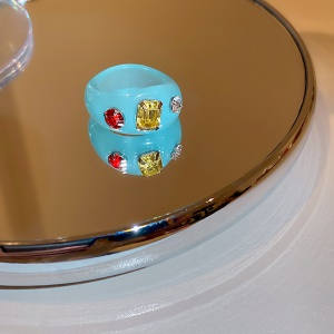 Bague incrustée de diamants artificiels