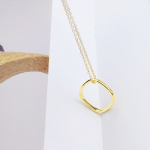 Petite bague carrée avec diamant artificiel