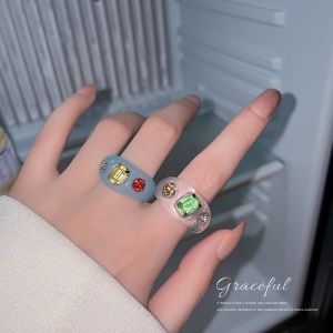 Bague incrustée de diamants artificiels