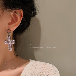 Bijoux incrustés de diamants artificiels
