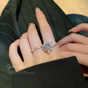 Bague  incrustée de diamants artificiels