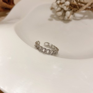 Bague en forme de chaine ouverte avec diamant incrusté