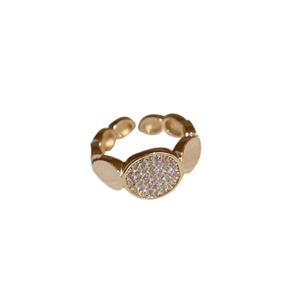 Bague incrustée de diamant artificiel