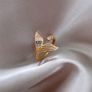 Bague incrustée de diamants artificiels