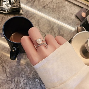 Bague incrustée de diamants artificiels et de perle