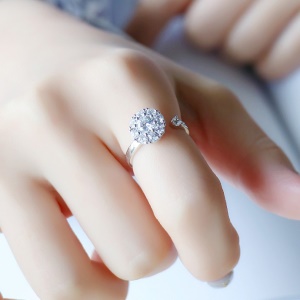Bague incrustée de diamant artificiel