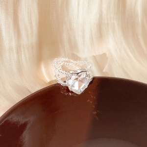 Bague avec cristal incrusté  en forme de coeur