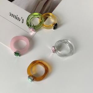 Bague incrustée de diamants artificiels