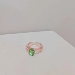 Bague incrustée de diamants artificiels