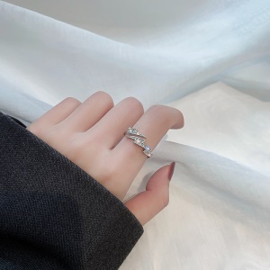 Bague  incrustée de diamants artificiels