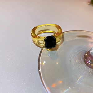 Bague incrustée de diamants artificiels