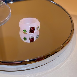 Bague incrustée de diamants artificiels