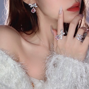 Bague ouvert stylé en pierres précieuses artificielles incrustées