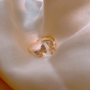 Bague à motif fleuri et  incrustée de diamants artificiels