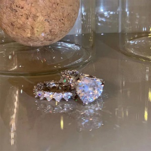 Bague diamant incrusté avec décoration en forme de coeur