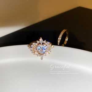 Bague  incrustée de diamants artificiels