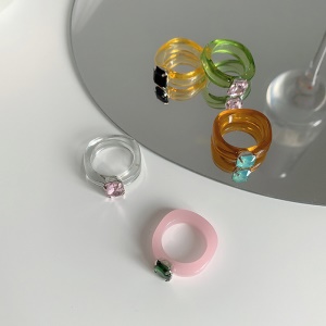 Bague incrustée de diamants artificiels