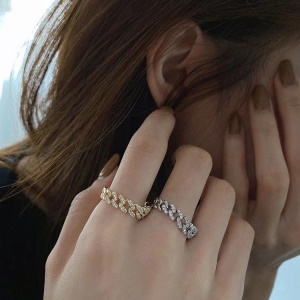 Bague en forme de chaine ouverte avec diamant incrusté
