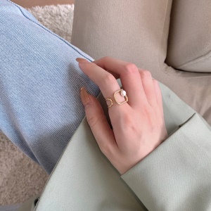 Bague avec perle en métal plaqué avec de l'or véritable