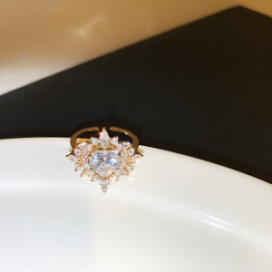 Bague  incrustée de diamants artificiels