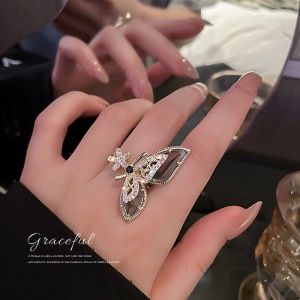 Bague incrustée de diamants artificiels