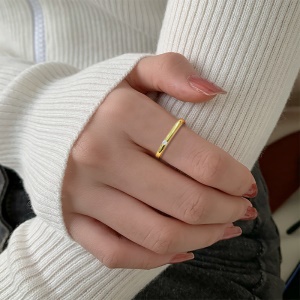 Petite bague carrée avec diamant artificiel
