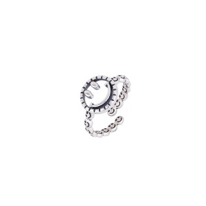 Bague incrustée de diamant  artificiels