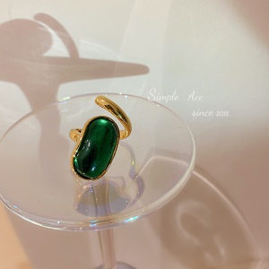 Bague ouverte avec pierre précieuse