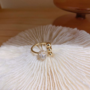 Bague incrustée de diamant artificiel