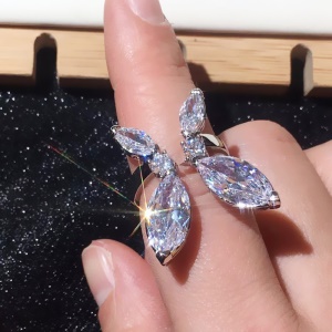 Bague à motif papillon incrustée de diamants artificiels
